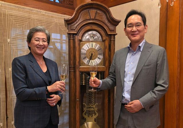 서울 이태원동 승지원에서 삼성전자 이재용 회장이 AMD 리사 수 최고경영자(CEO)와 만찬에 앞서 기념 촬영하고 있다. [사진=삼성전자]