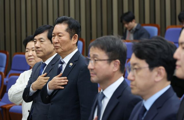 정청래 더불어민주당 대표가 17일 오후 서울 여의도 국회에서 열린 의원총회에서 국민의례를 하고 있다. [사진제공=뉴시스]