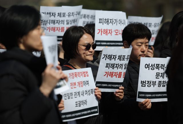 지난 17일 서울 종로구 청와대 분수대 앞에서 남양주 가정폭력·스토킹 여성살해사건 정부대응을 규탄하는 시민사회 관계자들이 긴급대응 기자회견을 진행하고 있다. [사진제공=뉴시스]