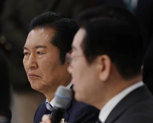 정청래 더불어민주당 대표가 1월 16일 청와대 상춘재에서 열린 정당 지도부 초청 오찬에서 이재명 대통령의 발언을 듣고 있다. [사진제공=뉴시스]