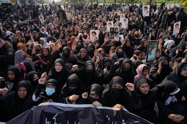 지난 1일(현지 시간) 파키스탄 라호르에서 열린 아야톨라 알리 하메네이 이란 최고지도자 살해 규탄 집회에서 시아파 무슬림들이 반미 구호를 외치고 있다. [사진제공=AP/뉴시스]