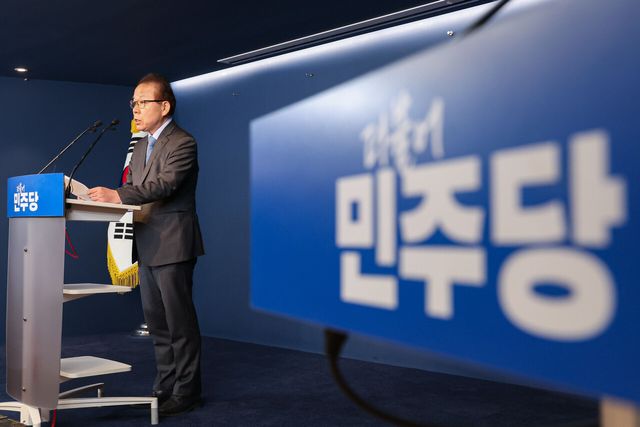 김이수 더불어민주당 중앙당 공천관리위원장이 2일 오전 서울 여의도 더불어민주당 중앙당사에서 공천 심사 결과 발표를 하고 있다. [사진제공=뉴시스]<br>