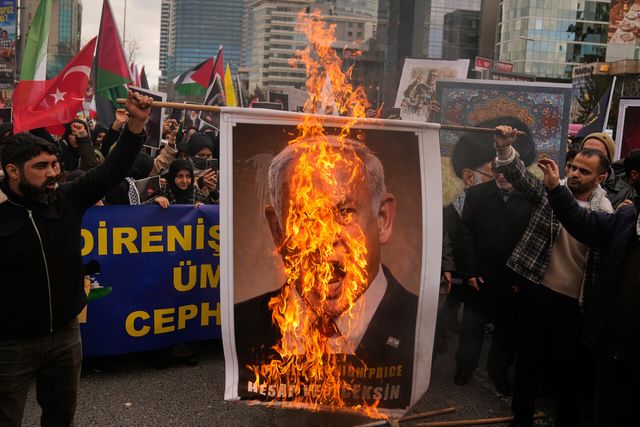 지난 1일(현지 시간) 튀르키예 이스탄불 주재 이스라엘 영사관 앞에서 시위대가 베냐민 네타냐후 이스라엘 총리 사진을 불태우고 있다. [사진제공=AP/뉴시스]