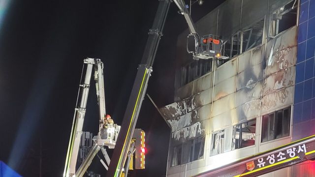 지난 20일 대전 대덕구 문평동 자동차부품공장 화재 현장에 구조대원들이 실종자 수색을 위해 고가사다리차를 이용해 건물 내부로 진입하고 있다. [사진제공=뉴시스]<br>