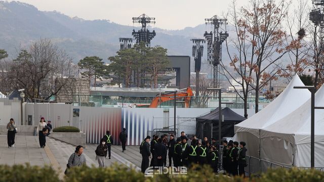 BTS 공연이 열리는 광화문광장에서 공연 관계자들이 모여있다.©투데이신문<br>