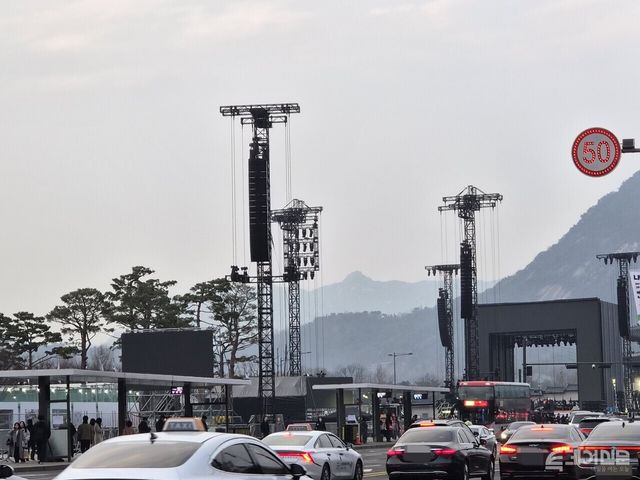 방탄소년단 공연을 앞둔 18일 서울 종로구 광화문광장에서 무대 준비가 진행 중이다. ⓒ투데이신문