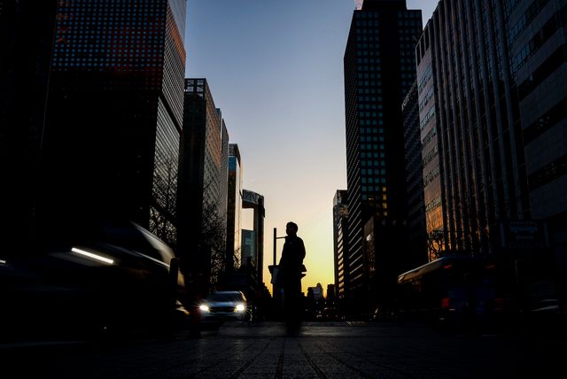 지난달 19일 서울 종로구 광화문 인근에서 시민들이 걸어가고 있다. [사진제공=뉴시스]