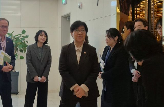 보건복지부 정은경 장관이 20일 울산 일가족 사망사건과 관련한 대책회의에 참석하기 위해 울주군청을 방문한 모습. [사진제공=뉴시스]<br>