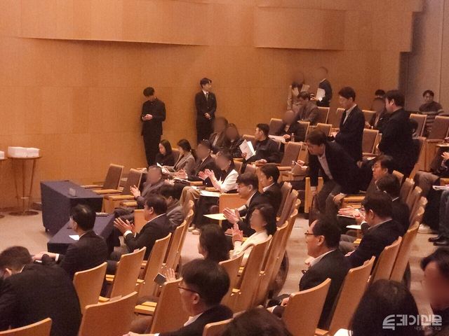 롯데케미칼 주주들이 20일 서울 송파구 롯데월드타워 오디토리엄에서 열린 제50기 정기 주주총회에 참석해 최원경 사외이사 신규 선임 안건에 박수로 동의 의사를 보내고 있다.&nbsp;ⓒ투데이신문