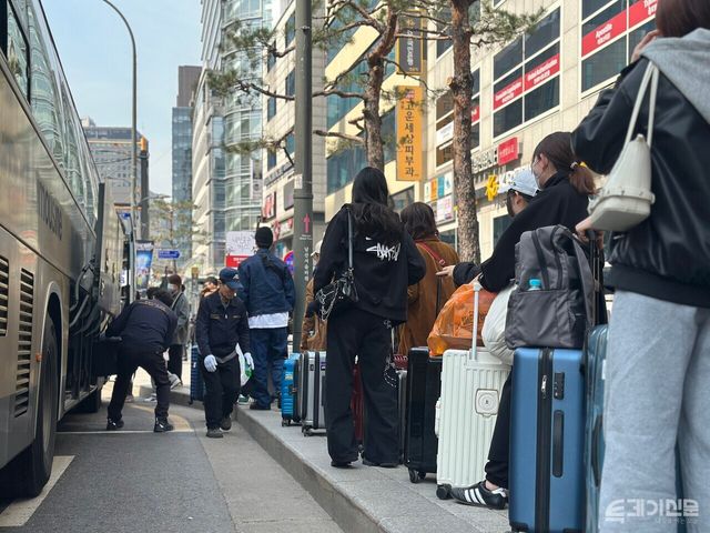 명동역 8번 출구 앞 공항버스 정류장 앞에 외국인 관광객이 줄 서 있다 .투데이신문