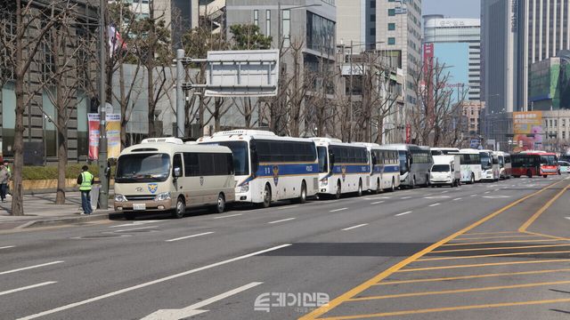 BTS 공연이 열리는 광화문광장 일대의 구역에서 경찰 버스들이 줄지어 주차돼 있는 모습이다.&nbsp;©투데이신문