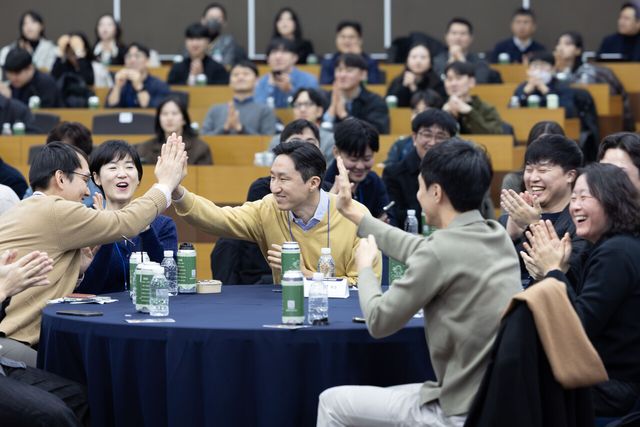 HD현대 정기선 회장이 기업문화 개선 공유회를 개최하고 임직원들과 소통하는 모습. [사진=HD현대]