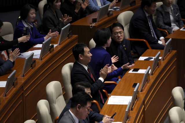 더불어민주당 의원들이 21일 오후 서울 여의도 국회에서 열린 본회의에서 중대범죄수사청 조직 및 운영에 관한 법률안(대안)이 가결되자 기뻐하고 있다. [사진제공=뉴시스]