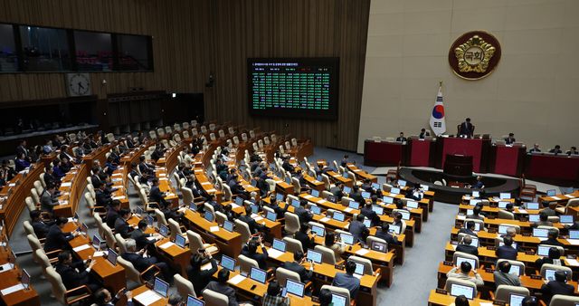 21일 오후 서울 여의도 국회에서 열린 본회의에서 중대범죄수사청 조직 및 운영에 관한 법률안(대안)이 가결되고 있다. [사진제공=뉴시스]