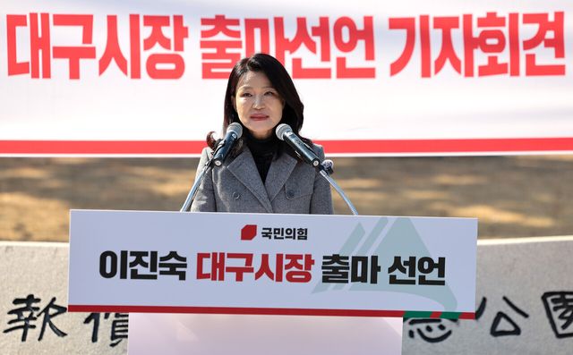 이진숙 전 방송통신위원장이 지난 2월 12일 대구 중구 국채보상운동기념공원에서 6·3 지방선거 대구시장 출마 선언을 하고 있다. [사진제공=뉴시스]<br>