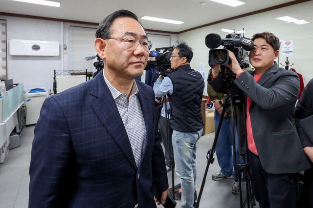 주호영 국민의힘 의원이 지난 22일 대구 수성구 국민의힘 대구시당에서 열린 대구 국회의원 연석회의를 마친 뒤 회의실을 나오고 있다. [사진제공=뉴시스]<br>