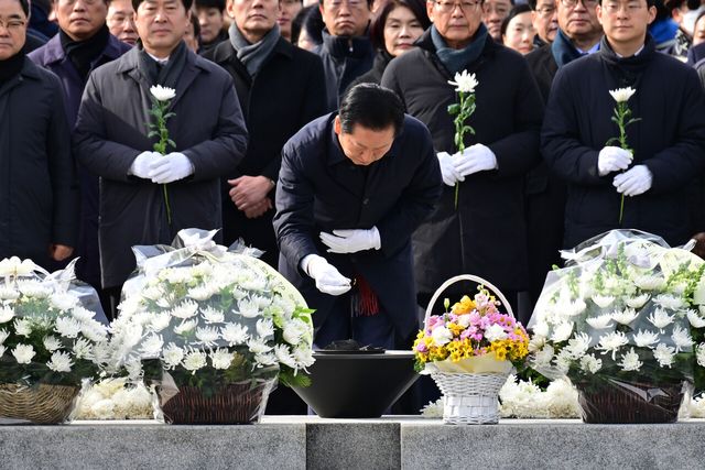 지난 1월 1일 오후 더불어민주당 정청래 대표와 당 지도부가 경남 김해시 봉하마을 고 노무현 전 대통령 묘역을 찾아 참배를 하고 있다. [사진제공=뉴시스]