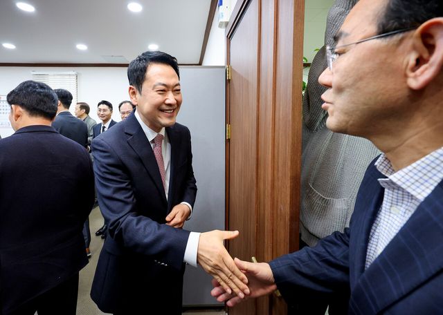 장동혁 국민의힘 대표가 22일 대구 수성구 국민의힘 대구시당에서 열린 대구 국회의원 연석회의에 참석해 주호영 의원과 악수하고 있다. [사진제공=뉴시스]