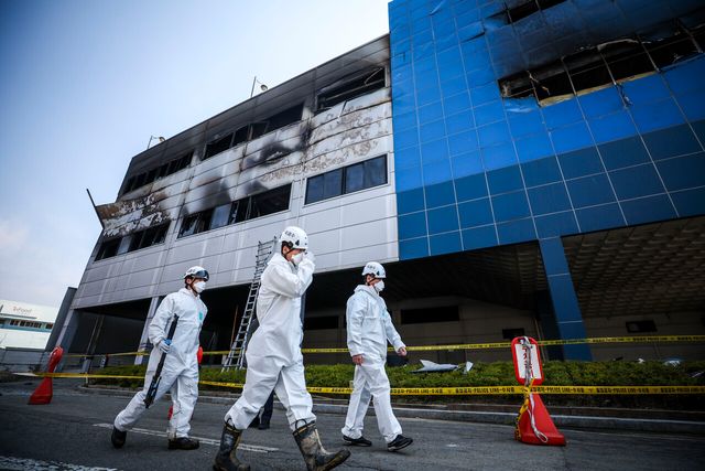 23일 대전 대덕구 안전공업 공장 화재 현장에서 유가족 대표, 국과수, 소방, 경찰 등 유관기관 관계자들이 합동감식을 진행하고 있다. [사진제공=뉴시스]