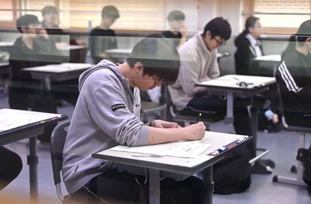 2026학년도 대학수학능력시험을 앞두고 마지막 모의고사인 전국연합학력평가가 실시된 지난해 10월 14일 경기 수원시 효원고등학교에서 고3 수험생들이 시험을 치르고 있다. [사진제공=뉴시스]