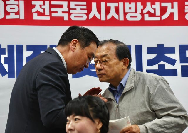 이정현 국민의힘 공천관리위원장이 20일 서울 영등포구 여의도 중앙당사에서 경상북도지사 예비경선 결과 개표 전 정희용 사무총장과 대화하고 있다. [사진제공=뉴시스]