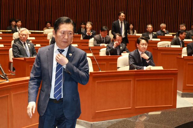 정청래 더불어민주당 대표가 22일 서울 여의도 국회에서 열린 의원총회에서 발언을 하기 위해 단상으로 향하고 있다. [사진제공=뉴시스]