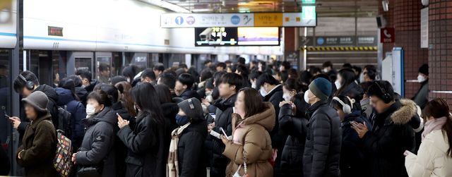 수도권 지하철 출근길. 기사내용과는 직접적으로 관계 없는 자료 사진 [사진=뉴시스]