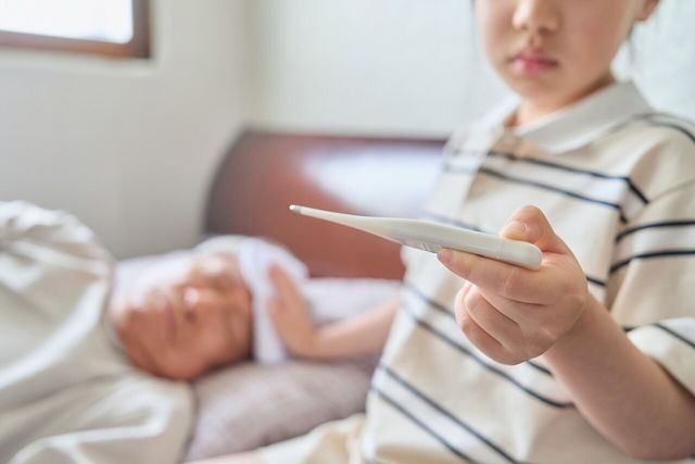 가족돌봄 청소년이 열을 재고 있다. [사진제공=게티이미지뱅크]