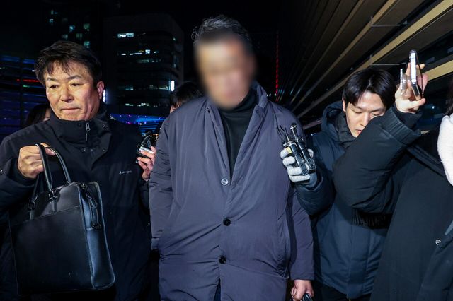 인천 강화군의 중증장애인 거주시설 ‘색동원’에서 제기된 성폭력 의혹 관련해 여성 입소자들에게 성폭력처벌법상 장애인 강간·강제추행 등의 혐의를 받고 있는 시설장 A씨가 지난달 4일 서울 중구 서울경찰청 여성대상범죄특별수사팀에서 조사를 마치고 나오고 있다. [사진제공=뉴시스]