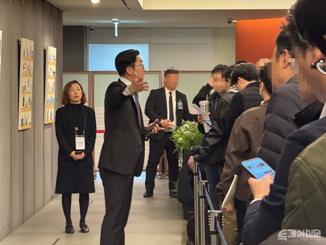 주주에게 설명하는 고려아연 관계자. ⓒ투데이신문
