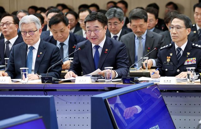 지난해 12월 7일 윤호중 행정안전부 장관이 세종시 정부세종컨벤션센터에서 이재명 대통령에게 행정안전부(경찰청, 소방청) 업무보고를 하고 있다. [사진제공=뉴시스/대통령실통신사진기자단]