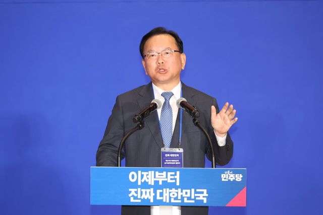 지난해 4월 30일 서울 여의도 국회 의원회관에서 열린 더불어민주당 제21대 대통령선거 '진짜 대한민국' 중앙선거대책위원회 출범식에서 김부겸 당시 총괄선대위원장이 발언하고 있다. [사진제공=뉴시스]