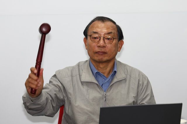 이정현 국민의힘 공천관리위원장이 지난 20일 서울 영등포구 여의도 중앙당사에서 경상북도지사 예비경선 결과 개표 전 의사봉을 두드리고 있다. [사진제공=뉴시스]<br>
