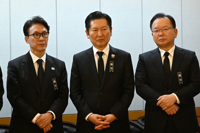 김민석 국무총리와 정청래 더불어민주당 대표, 김부겸 전 총리가 1월 27일 서울 종로구 서울대학교병원 장례식장에 마련된 이해찬 민주평화통일자문회의 수석부의장 빈소에서 조문객을 맞이하고 있다. [사진제공=뉴시스]