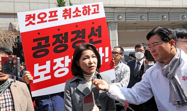 지방선거 국민의힘 대구시장 후보에서 컷오프 된 이진숙 전 방송통신위원회 위원장이 지난 24일 오후 서울 여의도 국민의힘 중앙당사 앞에서 지지자들에게 입장을 밝히고 있다. [사진제공=뉴시스]<br>