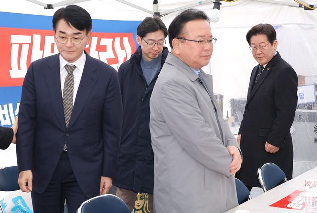 지난해 3월 12일 당시 더불어민주당 이재명 대표, 김경수 전 경남지사, 박용진 전 의원, 김부겸 전 국무총리가 서울 광화문 앞 민주당 천막농성장에서 열린 국난극복을 위한 시국간담회에 참석하고 있다. [사진제공=뉴시스/공동취재단]