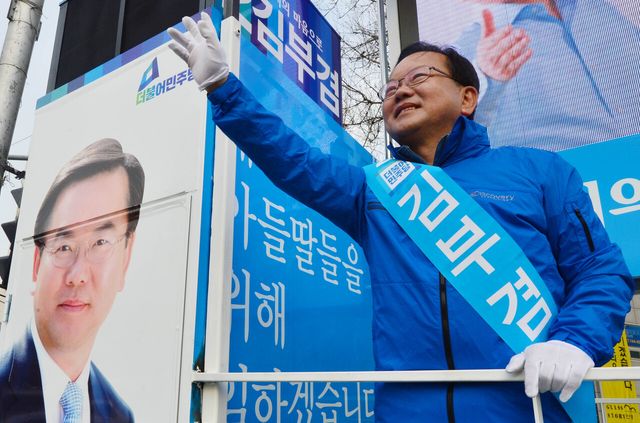 김부겸 전 총리는 2016년 총선 때 대구 수성갑에서 예상을 뒤엎고 새누리당 김문수 후보에게 압승을 거두었다. 사진은 4.13 총선 공식 선거운동이 시작된 3월 31일 오전 대구 수성구 만촌네거리에서 당시 김부겸 후보가 선거 유세를 하는 모습. [사진제공=뉴시스]