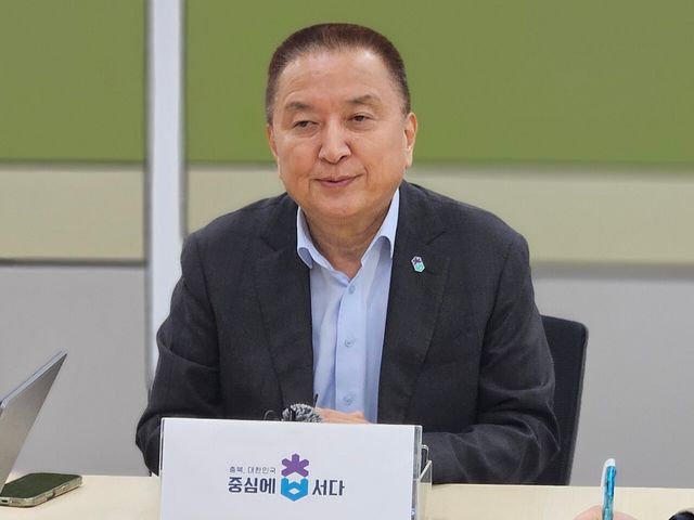 김영환 충북지사가 지난 19일 국민의힘 공천관리위원회의 컷오프와 경찰의 사전 영장 신청에 항의해 삭발한 뒤 충북도청 기자실을 찾아 입장을 밝히고 있다. [사진제공=뉴시스]<br>