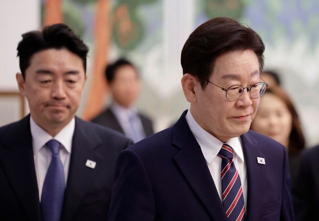 이재명 대통령이 2월 12일 청와대에서 열린 수석보좌관회의에 입장하고 있다. 왼쪽은 강훈식 비서실장. [사진제공=뉴시스]