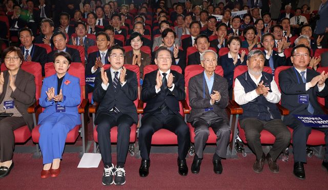 지난해 4월 30일 이재명(왼쪽 네 번째) 더불어민주당 대선후보와 박찬대, 윤여준 상임총괄선거대책위원장과 김부겸 전 총리를 비롯한 선대위원장들이 서울 여의도 국회 의원회관에서 열린 더불어민주당 제21대 대통령선거 '진짜 대한민국' 중앙선거대책위원회 출범식에서 박수치고 있다. [사진제공=뉴시스]