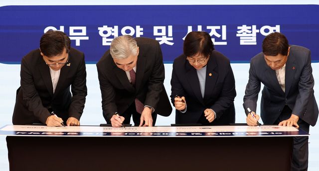 오른쪽부터 사회복지공동모금회 김병준 회장, 보건복지부 정은경 장관, 현대자동차그룹 성 김 사장, 굿네이버스 김웅철 사무총장이 지난해 10월 22일 서울 중구 사랑의열매 사회복지공동모금회 별관에서 개최된 아동학대예방 및 학대피해아동 지원 업무협약식에 참석해 있다. [사진제공=뉴시스]