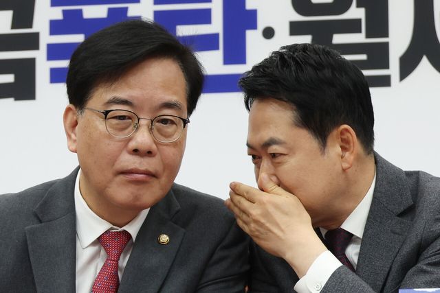 국민의힘 장동혁 대표와 송언석 원내대표가 26일 서울 여의도 국회에서 열린 최고위원회의에서 대화하고 있다. [사진제공=뉴시스]