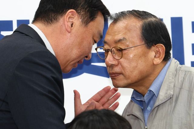 이정현 국민의힘 공천관리위원장이 20일 서울 영등포구 여의도 중앙당사에서 경상북도지사 예비경선 결과 개표 전 정희용 사무총장과 대화하고 있다. [사진제공=뉴시스]