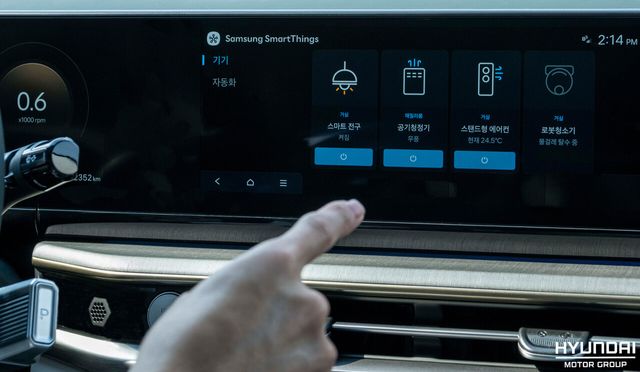 차량 인포테인먼트 시스템을 통해 카투홈 서비스를 이용하는 모습. [사진=현대자동차그룹]