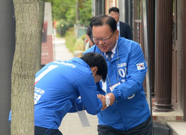 김부겸 전 총리가 이번 지방선거 대구시장 선거 가상대결에서 국민의힘 출마예상자들에게 모두 우세를 보였다. 사진은 김 전 총리가 더불어민주당 중앙당 총괄선대위원장 시절이었던 지난해 5월 21일 전북 전주시 완산구 효자동을 방문해 지원유세를 하고 있는 모습. [사진제공=뉴시스]
