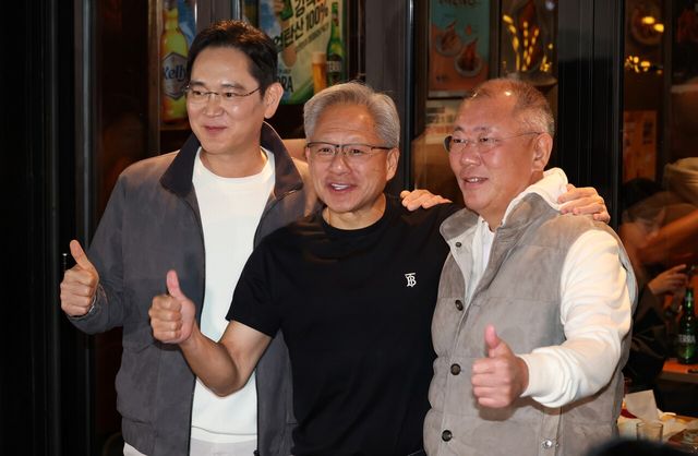 삼성전자 이재용 회장과 엔비디아 젠슨 황 최고경영자(CEO), 현대자동차그룹 정의선 회장이 지난해 10월 서울 삼성동의 한 치킨집에서 만났다. [사진=뉴시스]