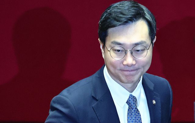 더불어민주당을 탈당한 장경태 의원이 지난 20일 오후 서울 여의도 국회 본회의에서 공소청법안(대안)에 대한 무제한토론 종결동의의 건 투표를 하고 있다. [사진제공=뉴시스]<br>