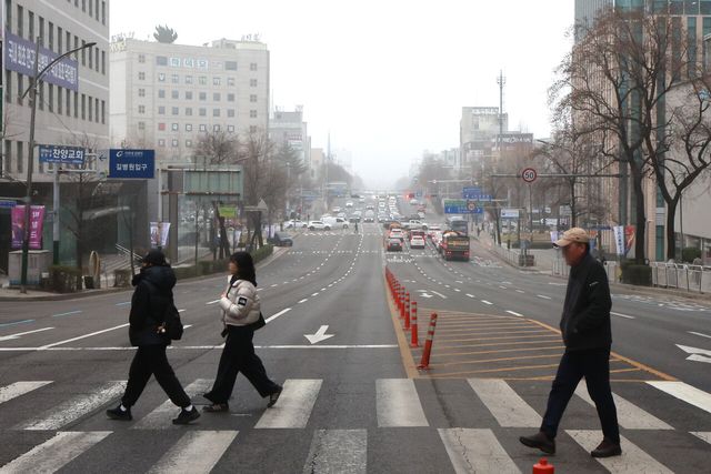 27일 인천 남동구 중앙공원 인근 도로에서 시민들이 발걸음을 옮기고 있다. [사진제공=뉴시스]