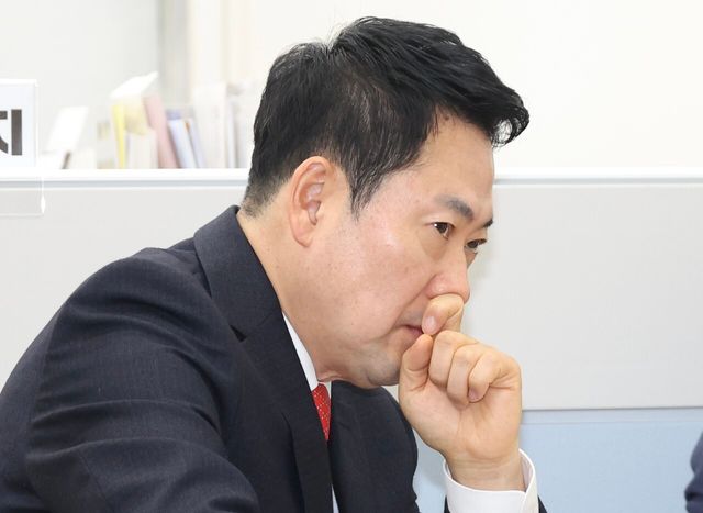 장동혁 국민의힘 대표가 25일 오전 서울 여의도 국회 재정경제기획위원회 위원장실에서 임이자 위원장과의 면담을 위해 대기하고 있다. [사진제공=뉴시스]