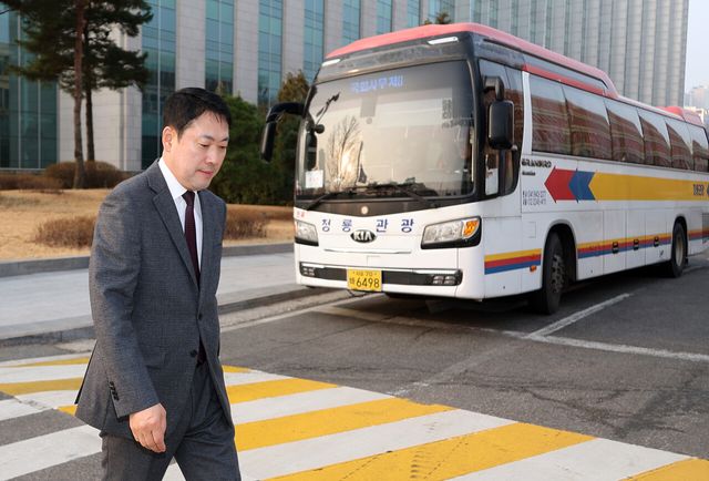 장동혁 국민의힘 대표가 26일 오전 서울 여의도 국회에서 통근버스를 타고 출근하고 있다. [사진제공=뉴시스/공동취재단]